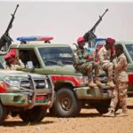 اعتقال مدنيين والمطالبة بفدية مالية أو القتال من قبل قوات الدعم السريع.