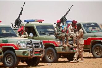 اعتقال مدنيين والمطالبة بفدية مالية أو القتال من قبل قوات الدعم السريع.