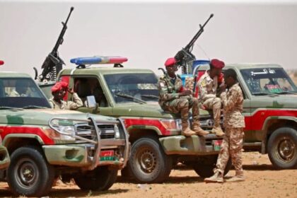 اعتقال مدنيين والمطالبة بفدية مالية أو القتال من قبل قوات الدعم السريع.
